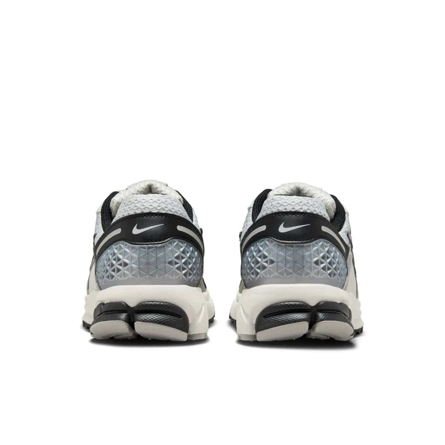 Tênis Branco com Preto Nike Zoom Vomero 5 Photon Dust Black Parte Traseira em Detalhes com Logo Nike Branca