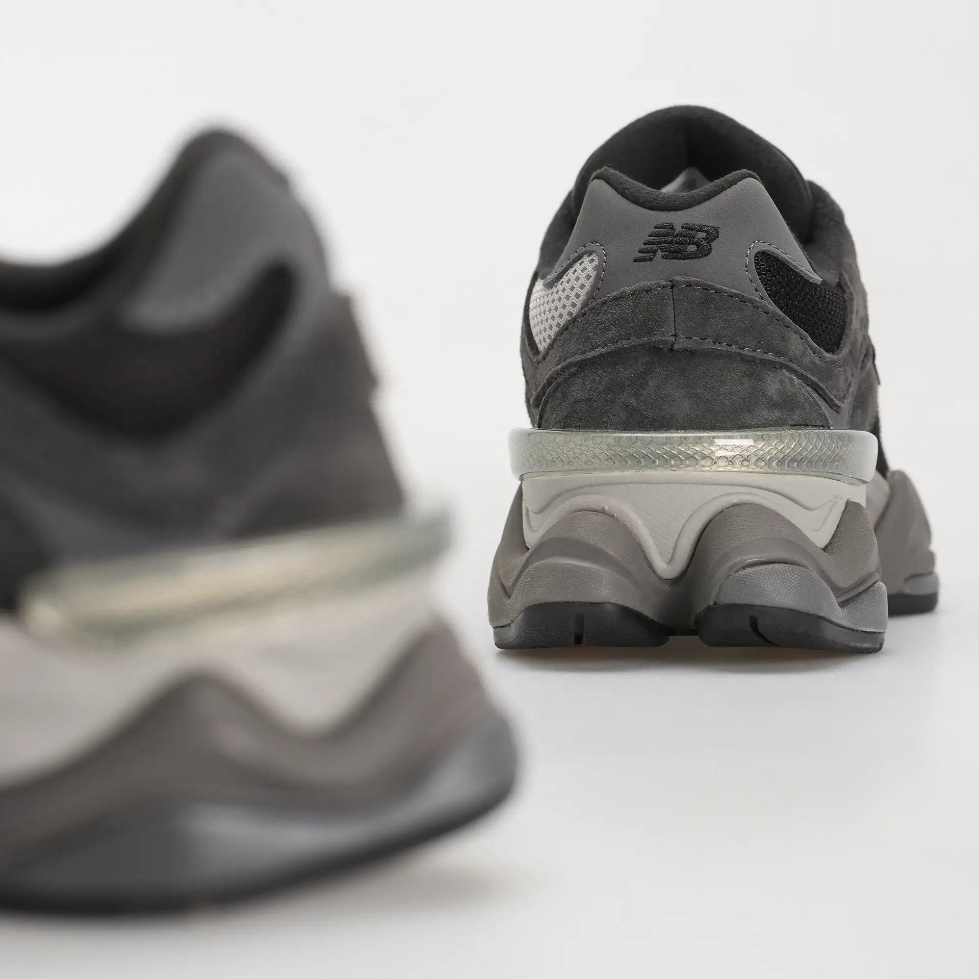 Tênis Preto New Balance 9060 Black Castlerock Parte Traseira em Detalhes