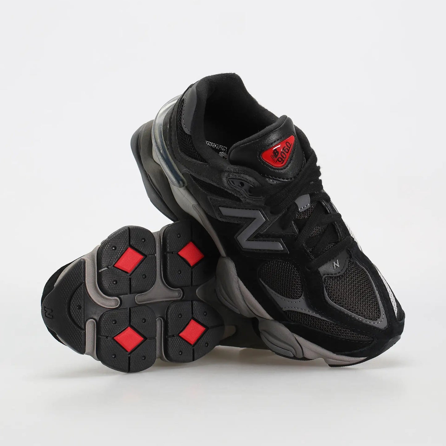 Tênis Preto New Balance 9060 Black Castlerock Par Visto de Frente e Mostrando a Parte do Solado