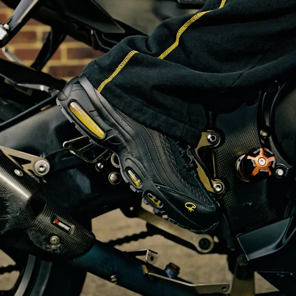 Tênis Preto com Amarelo Nike Air Max 95 Corteiz Honey Black Visto no Pe com Calca Masculina