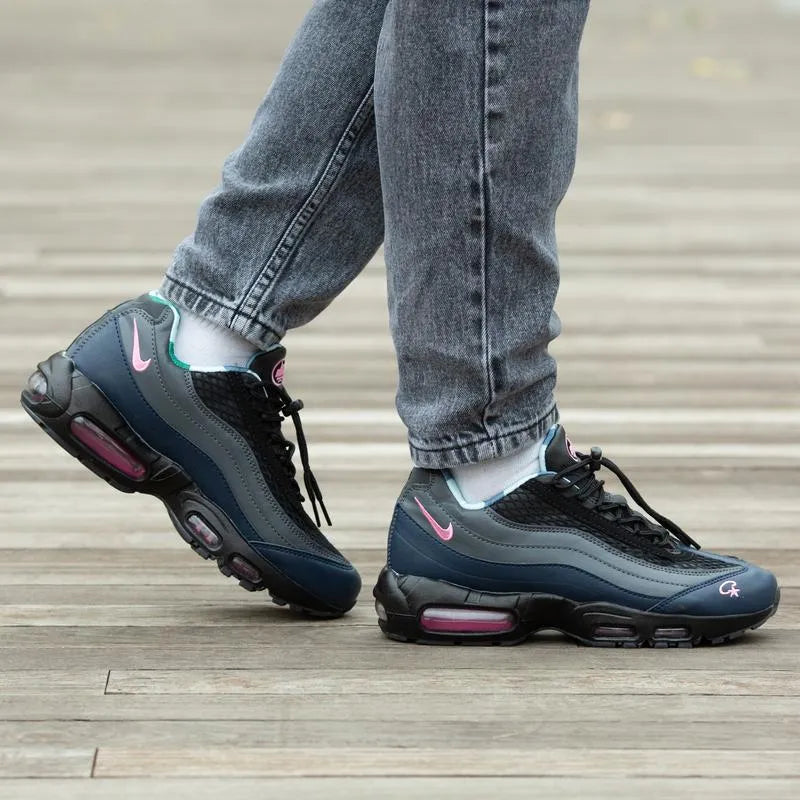 Tênis Azul com Rosa Nike Corteiz Air Max 95 Pink Beam Visto no Pe pela Parte Lateral Com Calca Jeans