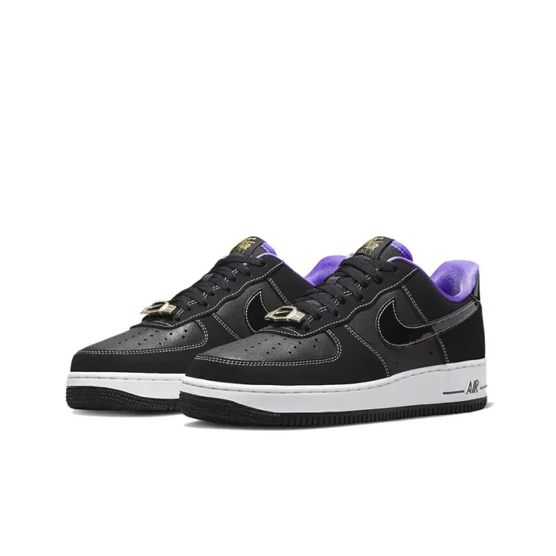 Tênis Preto com Roxo Nike Air Force 1 Low LV8 World Champ Black Purple Par de Frente