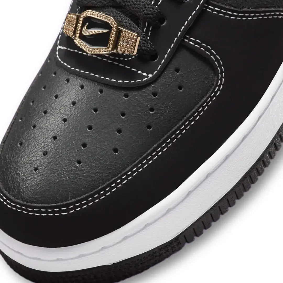 Tênis Preto com Roxo Nike Air Force 1 Low LV8 World Champ Black Purple Parte de Couro Frontal 