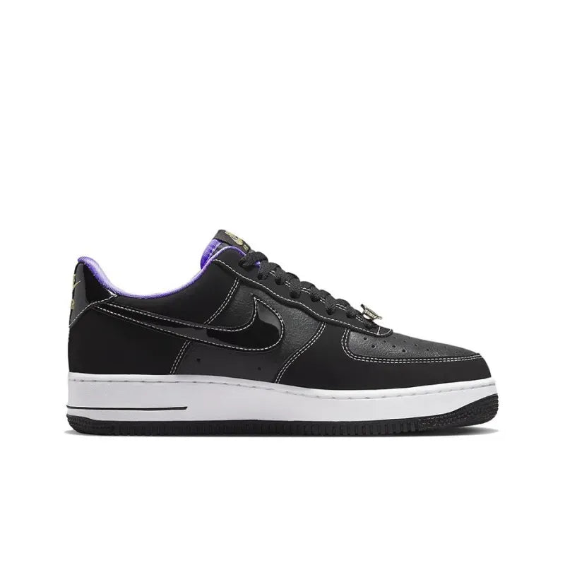 Tênis Preto com Roxo Nike Air Force 1 Low LV8 World Champ Black Purple Parte Lateral Direita