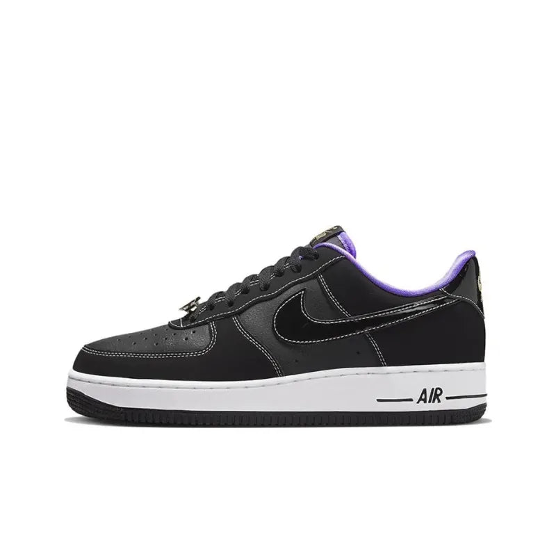 Tênis Preto com Roxo Nike Air Force 1 Low LV8 World Champ Black Purple Parte Lateral Esquerdo
