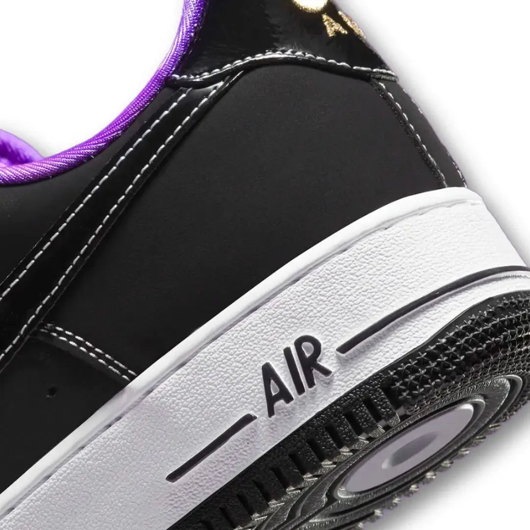 Tênis Preto com Roxo Nike Air Force 1 Low LV8 World Champ Black Purple Parte Traseira em Detalhes