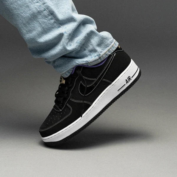 Tênis Preto com Roxo Nike Air Force 1 Low LV8 World Champ Black Purple Visto no Pe com Calca Jeans