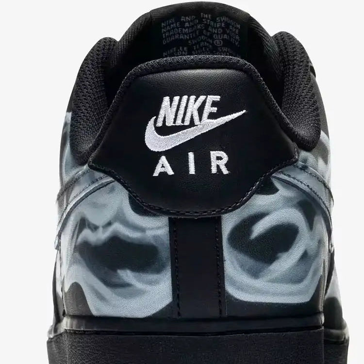 Tênis Preto Nike Air Force 1 Black Skeleton Parte Traseira Mostrando a Logo Nike Air
