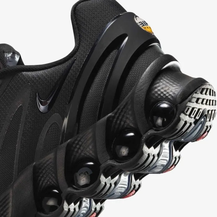 Tênis Preto Masculino Nike Air Max Dn8 Black Anthracite Parte Traseira em Detalhes