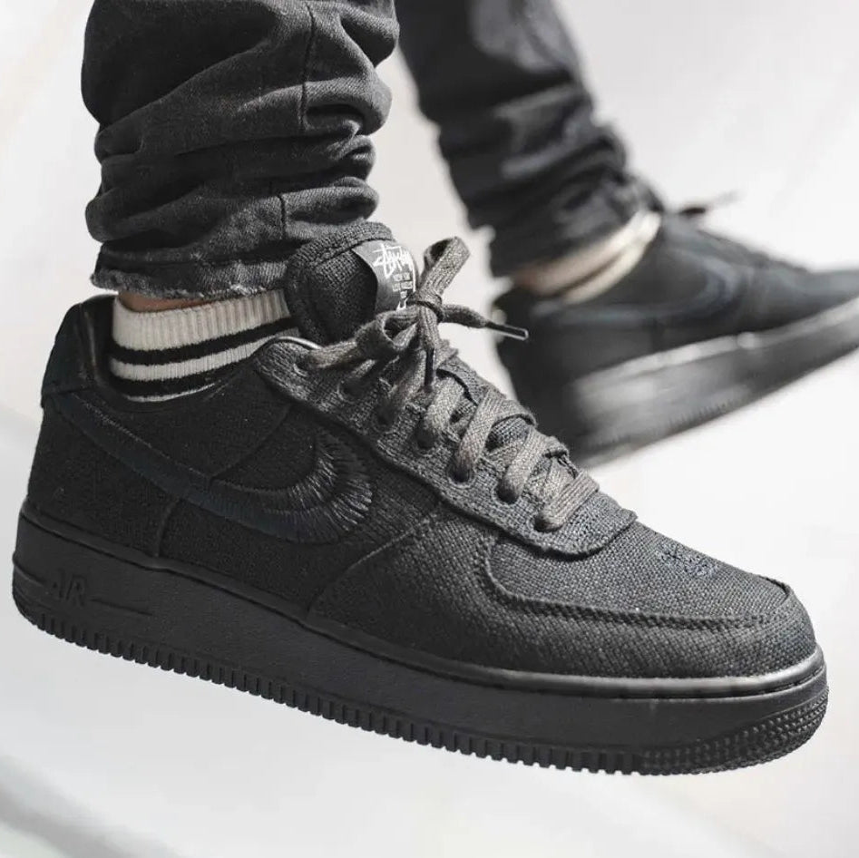 Tênis Preto Nike Masculino Air Force 1 Stussy Black Visto no Pe com Meia Branca e Calca Preta
