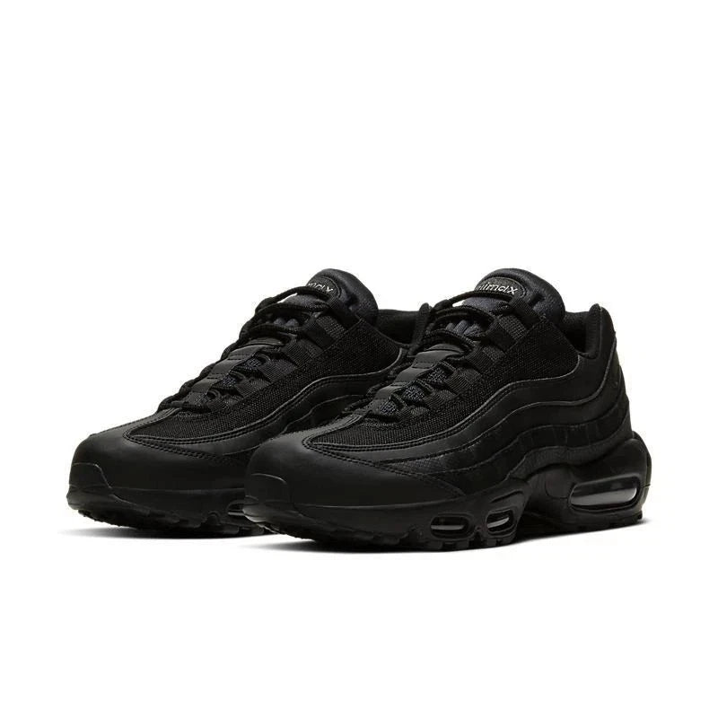 Tênis Preto Nike Air Max 95 Essential Triple Black Par de Frente