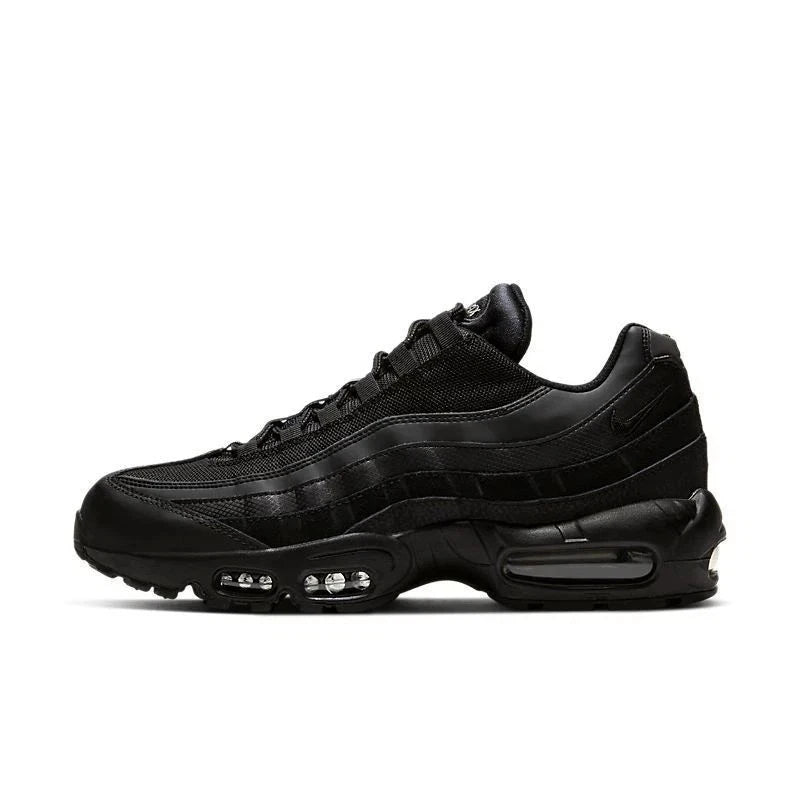 Tênis Preto Nike Air Max 95 Essential Triple Black Parte Lateral Esquerda