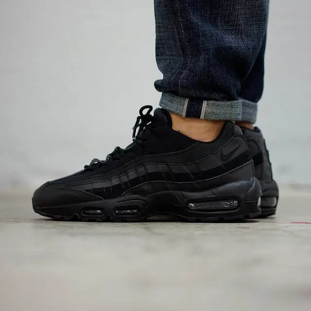 Tênis Preto Nike Air Max 95 Essential Triple Black Visto no Pe com Calca Jeans