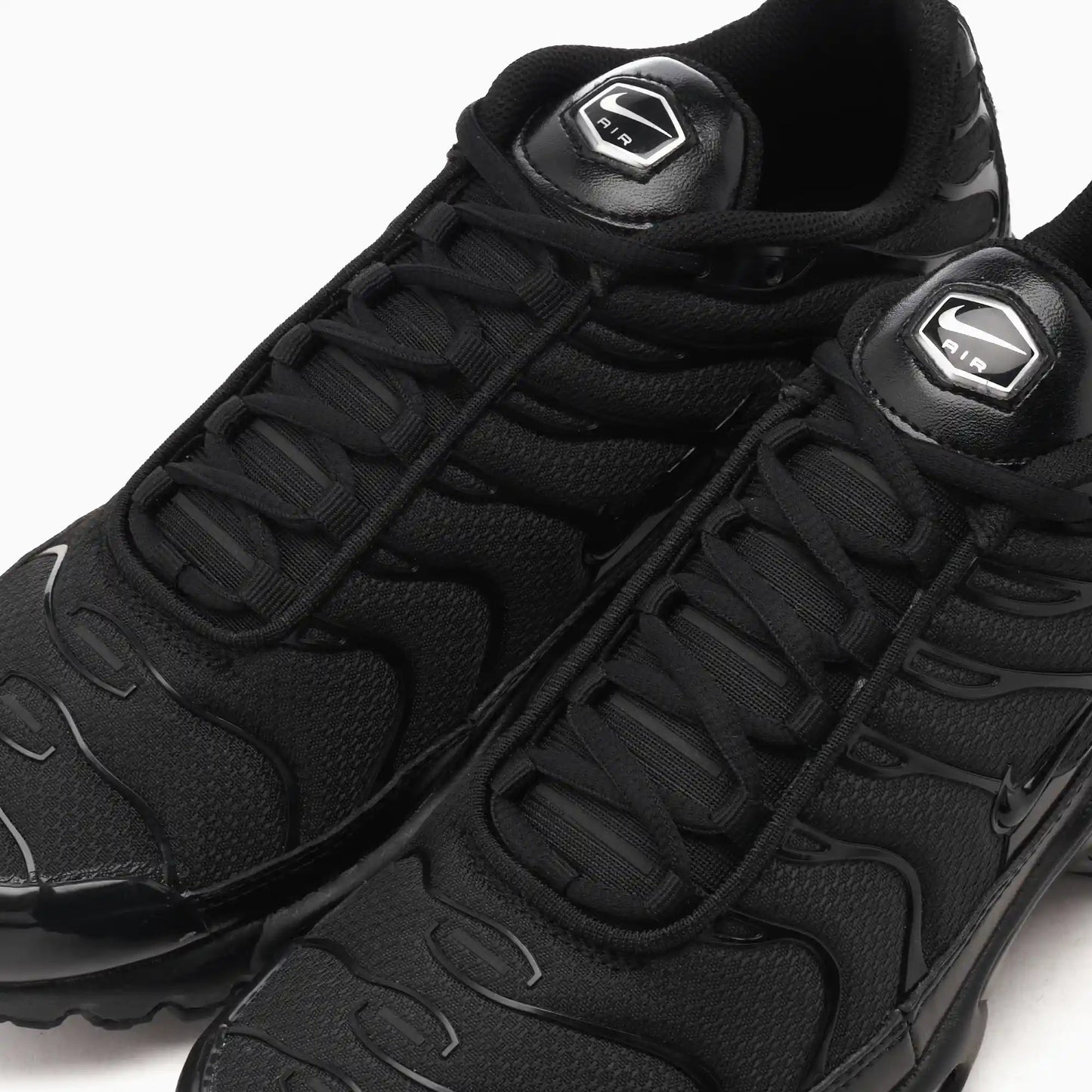 Tênis Preto Air Max TN Plus "Triple Black" Parte Frontal em Detalhes