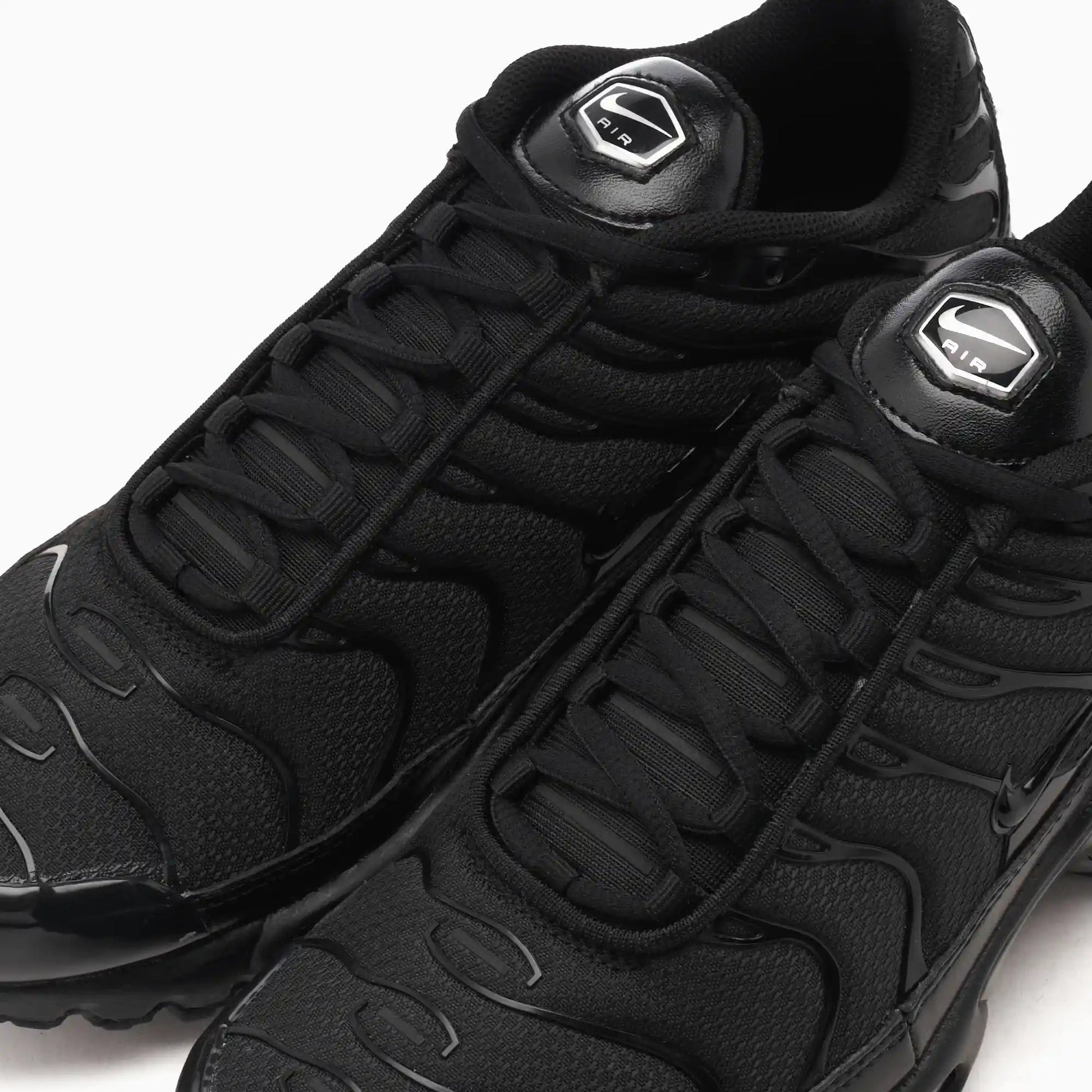 Tênis Preto Air Max TN Plus "Triple Black" Parte Frontal em Detalhes