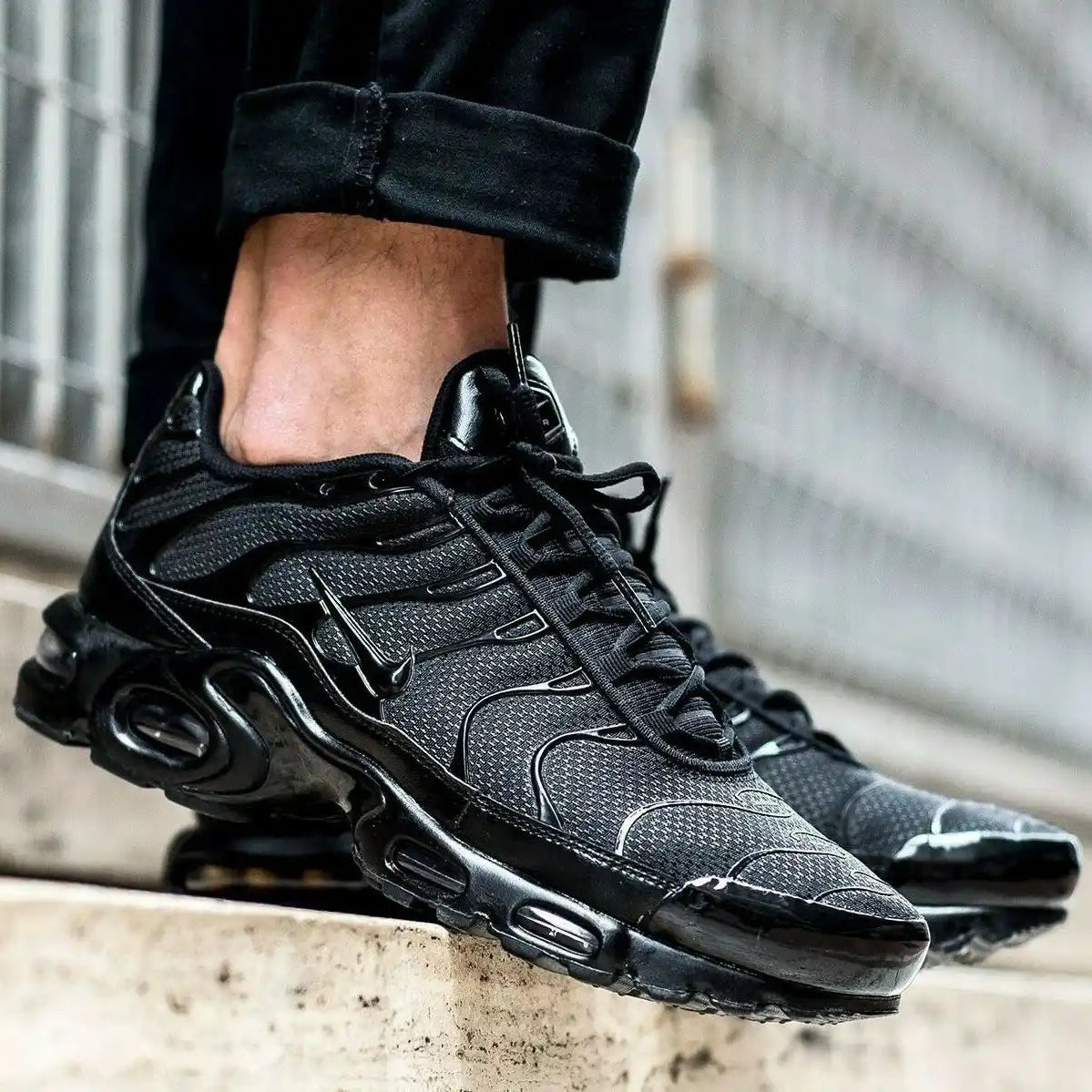 Tênis Preto Air Max TN Plus Triple Black Visto no Pe com Calca Preta