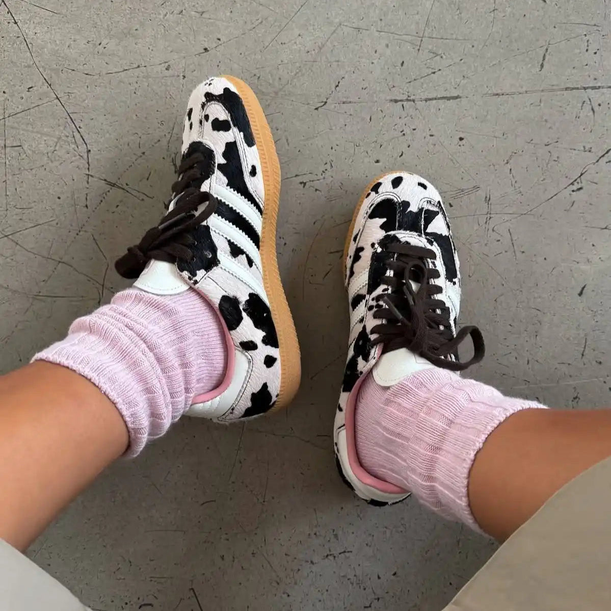 Tênis Rosa com Marrom Adidas Samba OG Cow Print no Pe com Meia Rosa