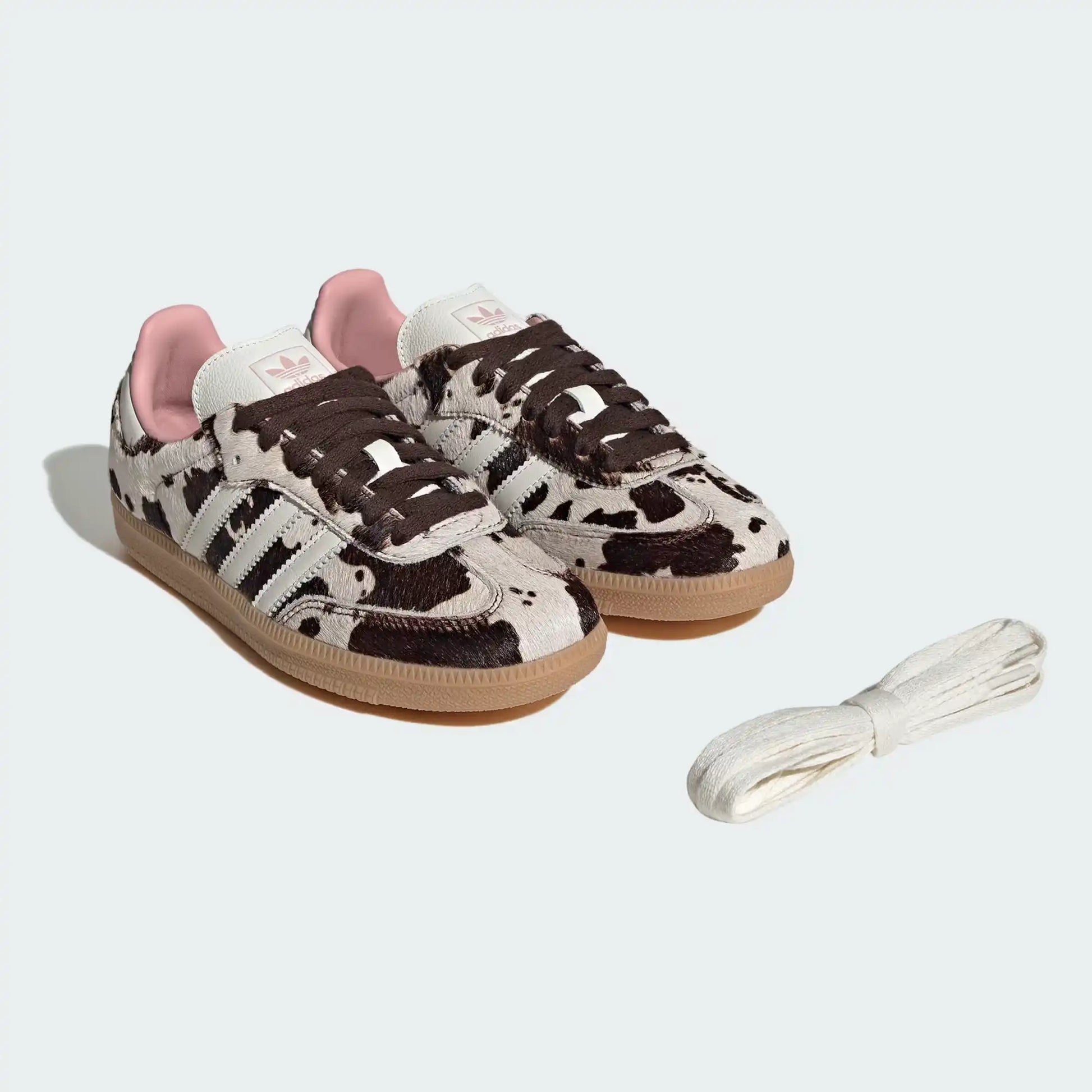 Tênis Rosa com Marrom Adidas Samba OG Cow Print Par Visto de Frente com Cadarço Extra Branco