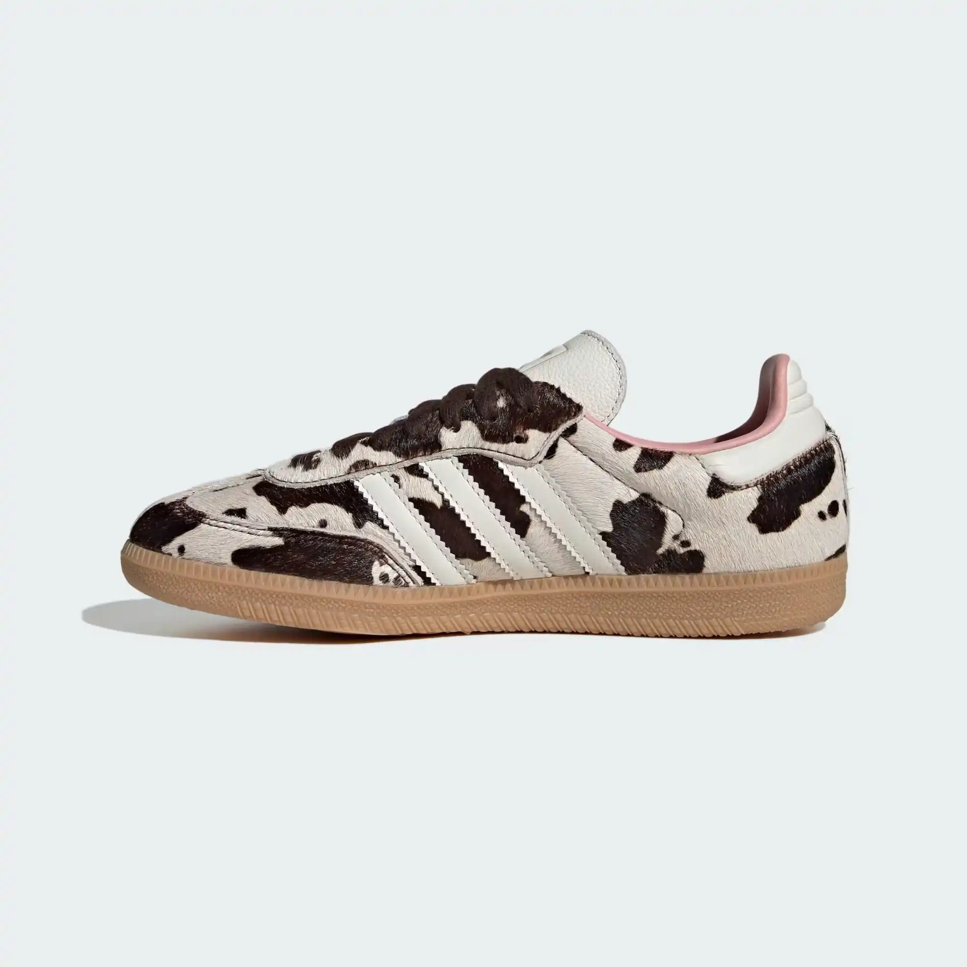 Tênis Rosa com Marrom Adidas Samba OG Cow Print Parte Lateral Esquerda