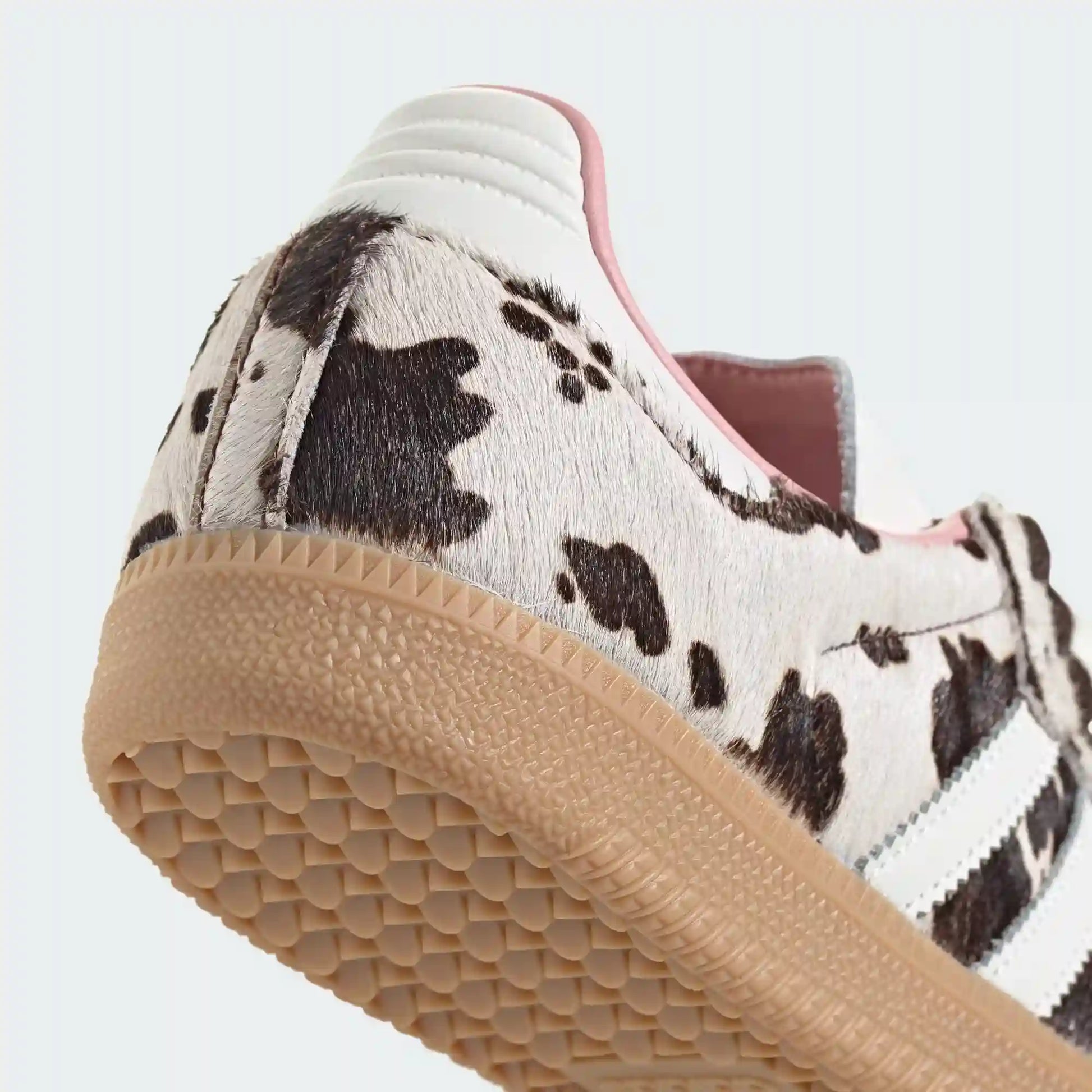 Tênis Rosa com Marrom Adidas Samba OG Cow Print Parte Traseira em Detalhes