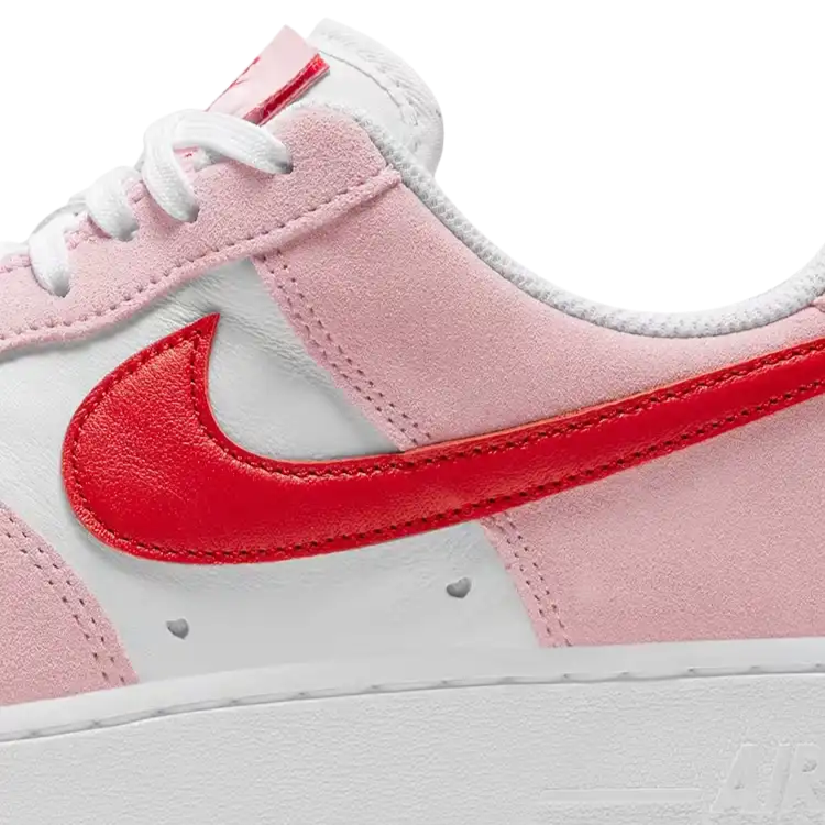 Tênis Rosa Dia dos Namorados Nike Air Force 1 Low Valentine’s Day Love Letter Detalhes do Logo Rosa Nike com Dois Formatos de Coracao