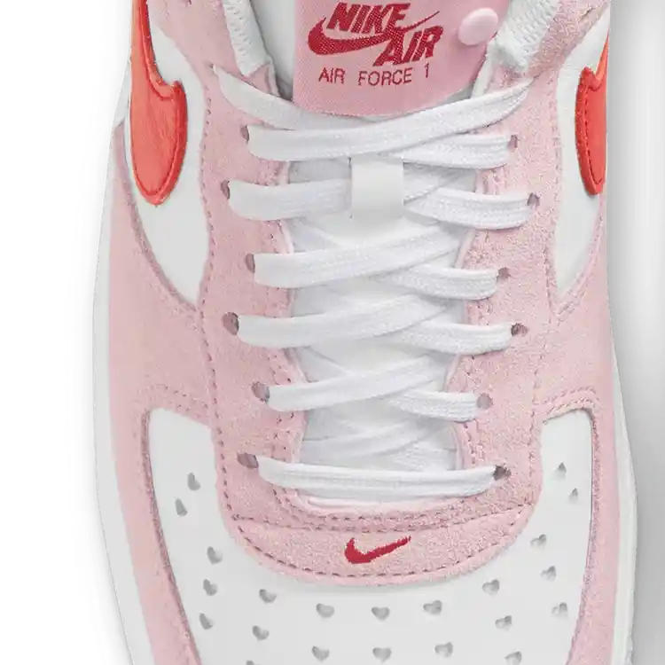 Tênis Rosa Dia dos Namorados Nike Air Force 1 Low Valentine’s Day Love Letter Parte Frontal Destacando os Formatos do Coracao
