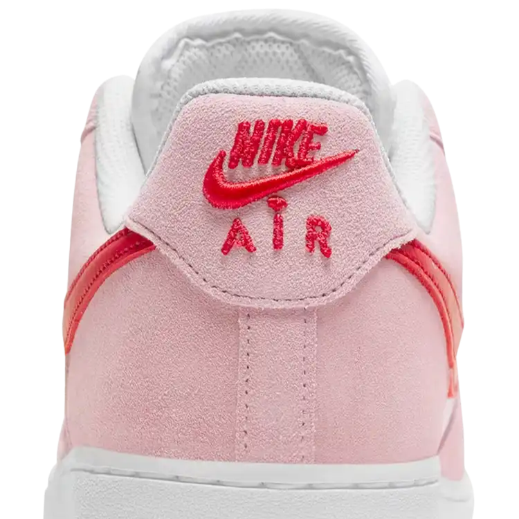 Tênis Rosa Dia dos Namorados Nike Air Force 1 Low Valentine’s Day Love Letter Parte Traseira em Detalhes 