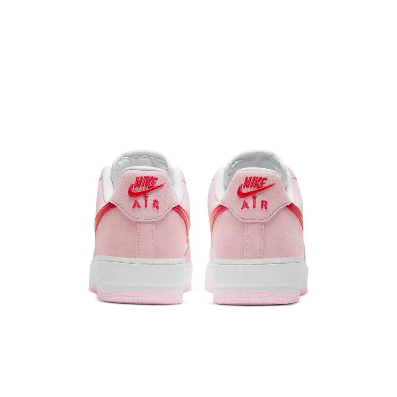 Tênis Rosa Dia dos Namorados Nike Air Force 1 Low Valentine’s Day Love Letter Parte Traseira em Detalhes Mostrando a Logo Nike Air