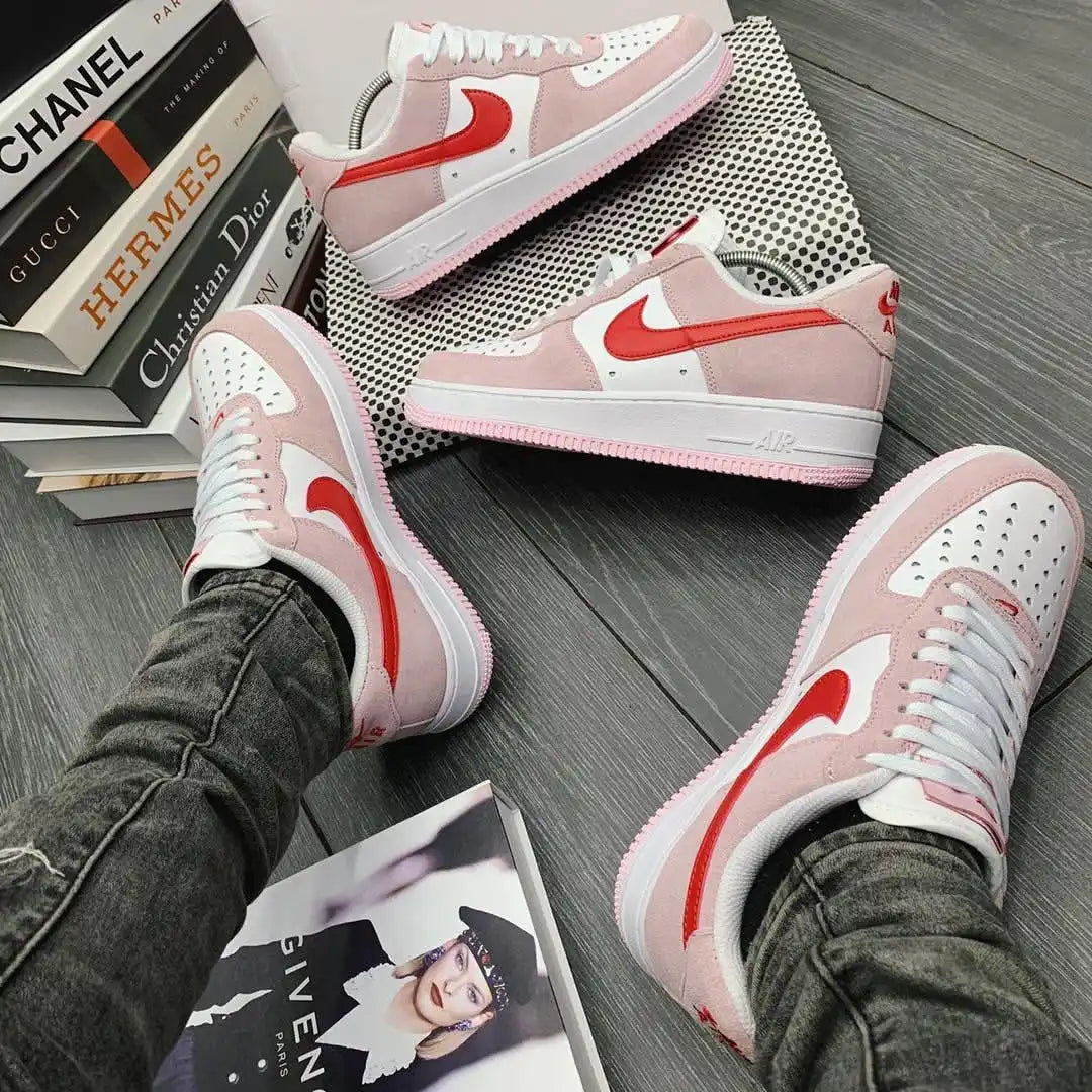 Tênis Rosa Dia dos Namorados Nike Air Force 1 Low Valentine’s Day Love Letter Visto no Pe com Calca Jeans