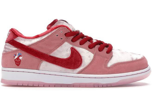 Par de Tênis Nike SB Dunk Strangelove De Veludo Rosa Sendo Capa do Produto