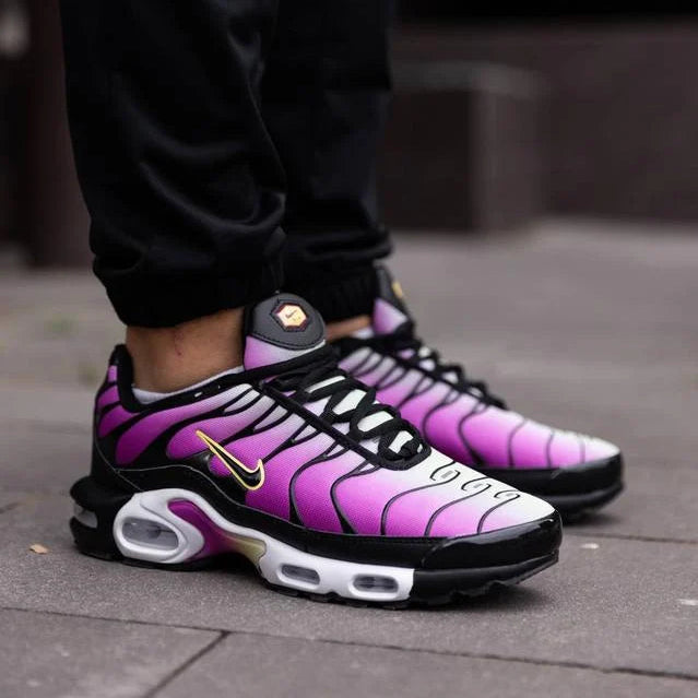 Air Max TN Plus "Bold Berry" Visto de Lado no Pe 
