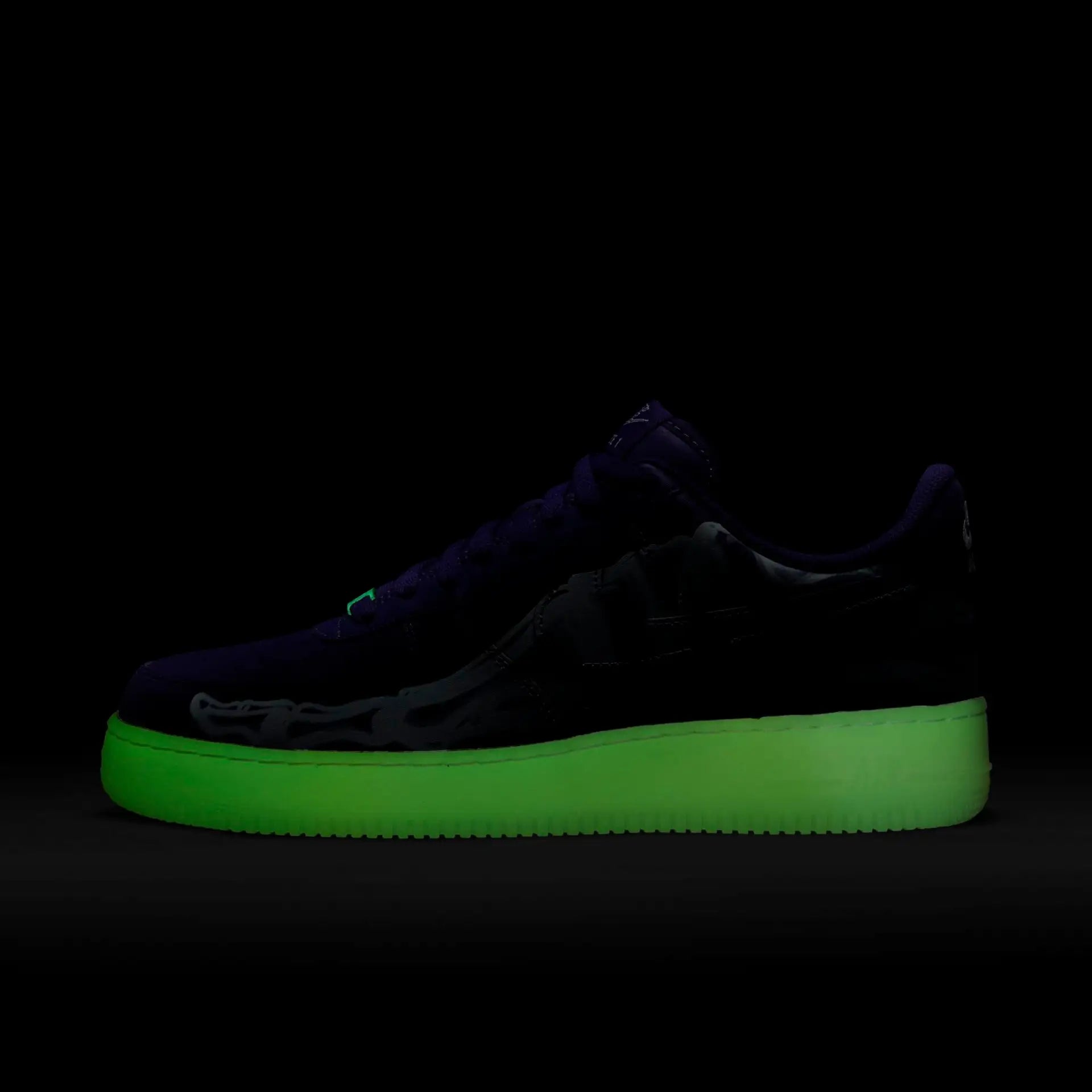 Tênis Roxo Nike Air Force 1 Skeleton Purple Parte do Solado Verde Brilhando no Escuro