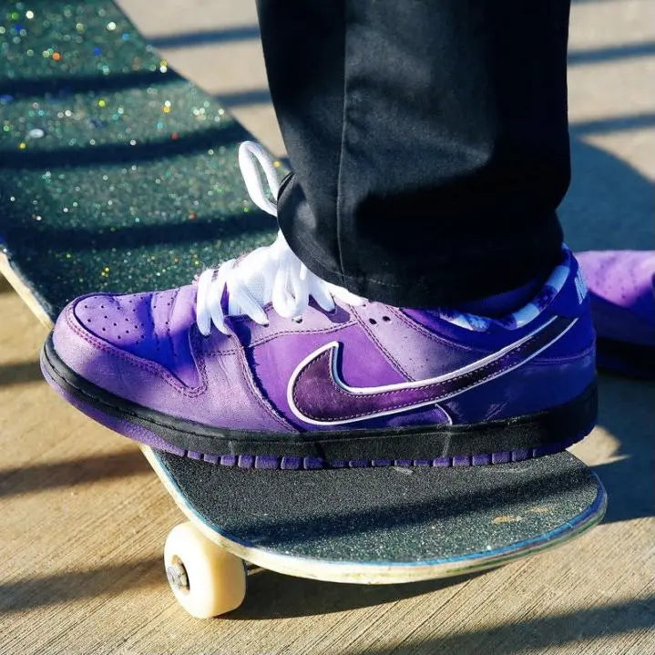 Tênis Nike Roxo Dunk Low Concepts Lobster Purple Visto no Pe em Cima do Skate