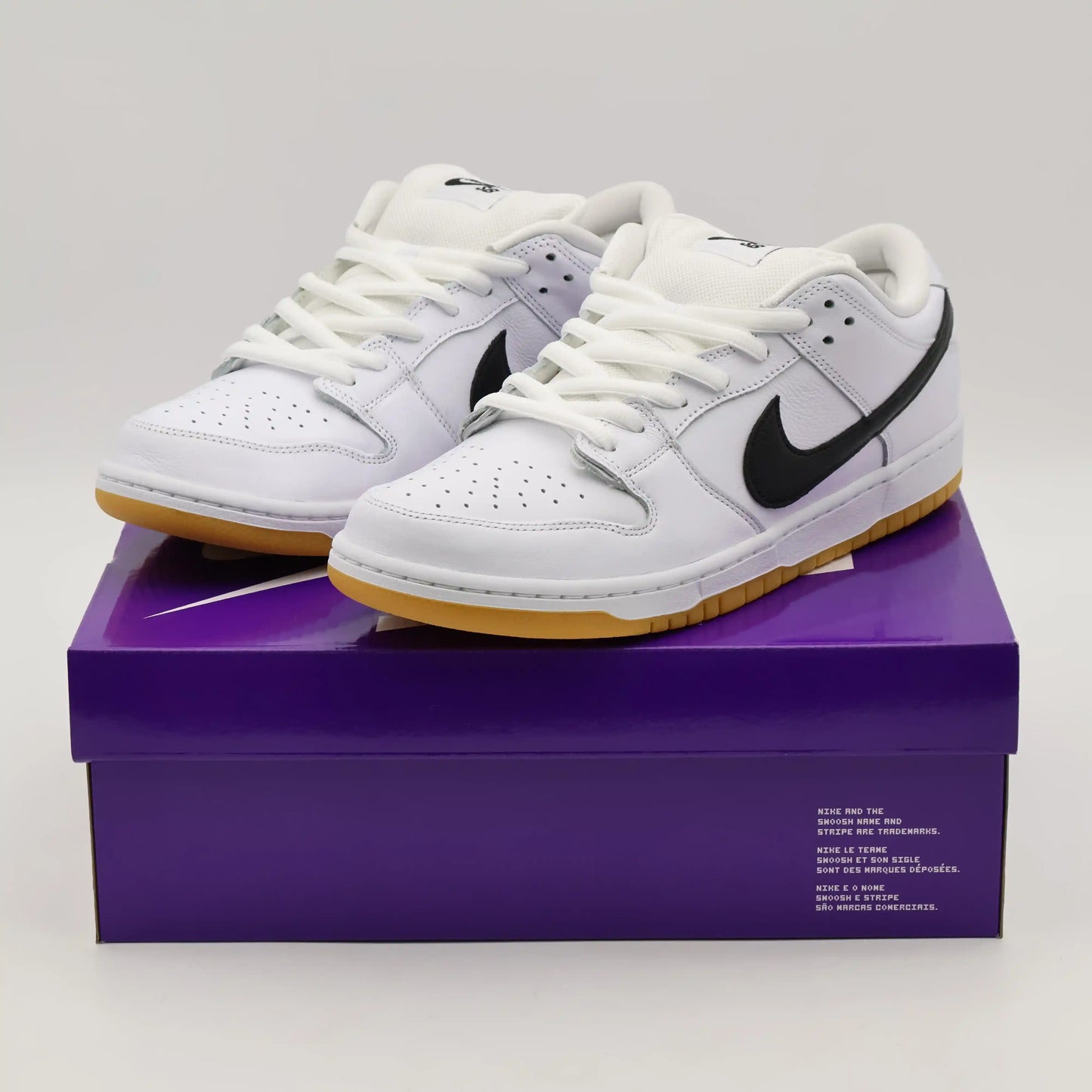 Tenis para Skatista Nike Dunk Low SB White Gum em cima da caixa