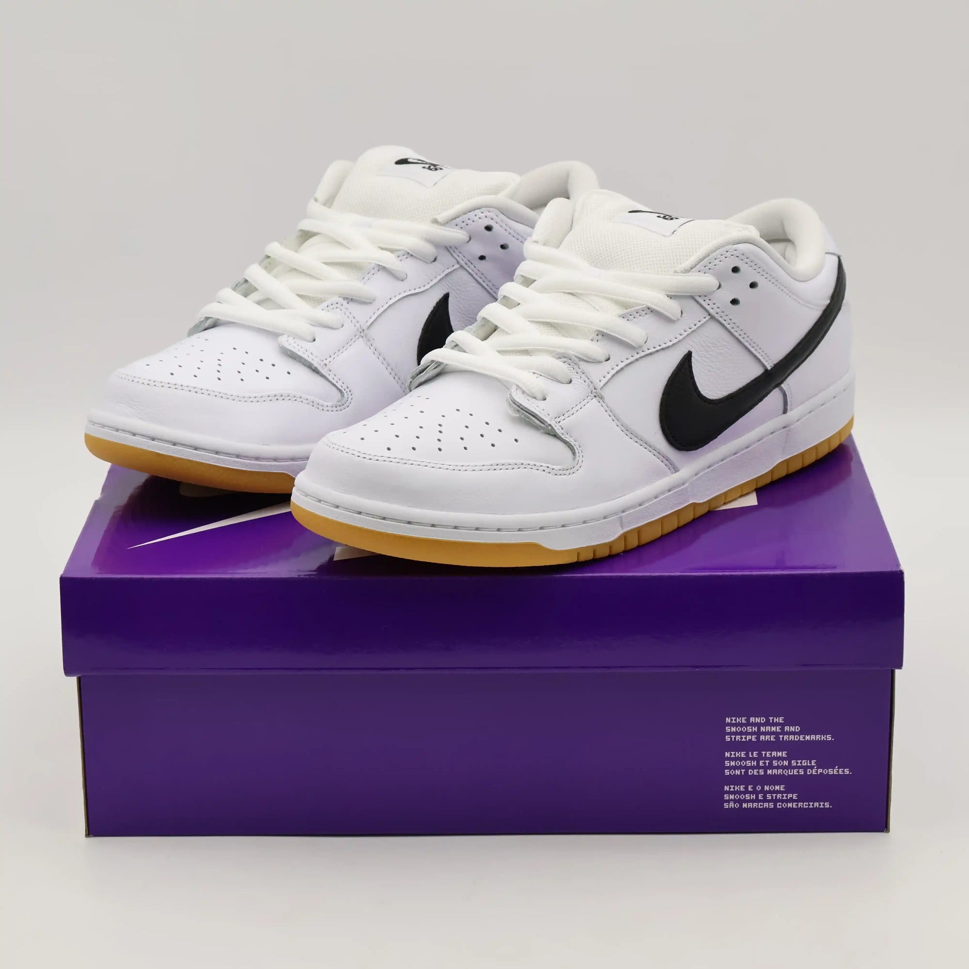 Tenis para Skatista Nike Dunk Low SB White Gum em cima da caixa