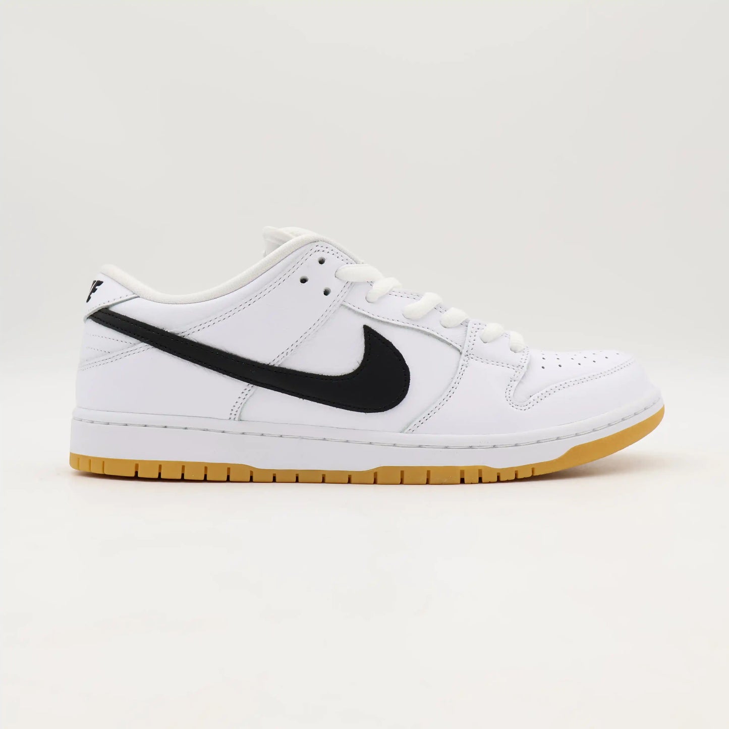 Tenis para Skatista Nike Dunk Low SB White Gum de Lado