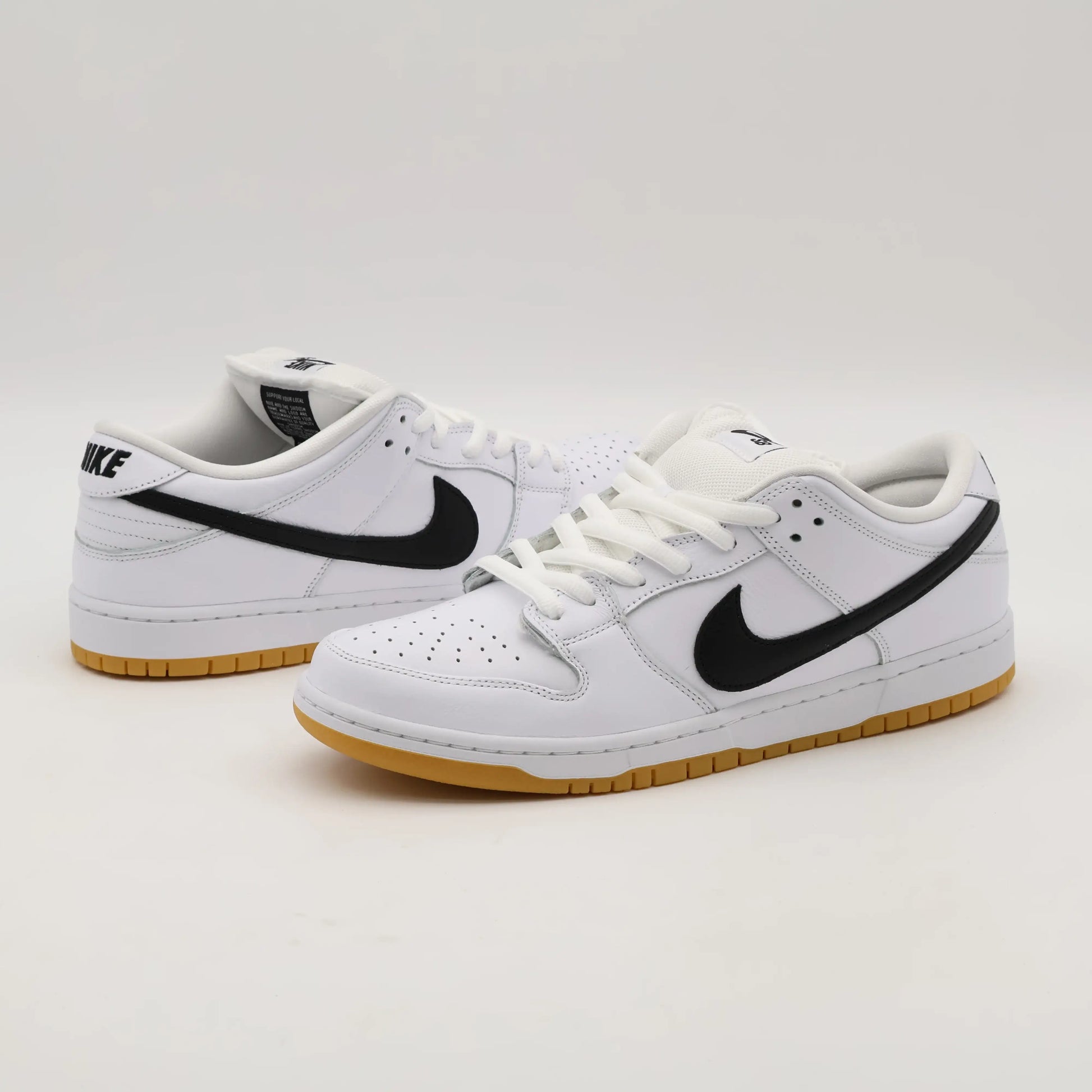 Tenis para Skatista Nike Dunk Low SB White Gum Par de Lado