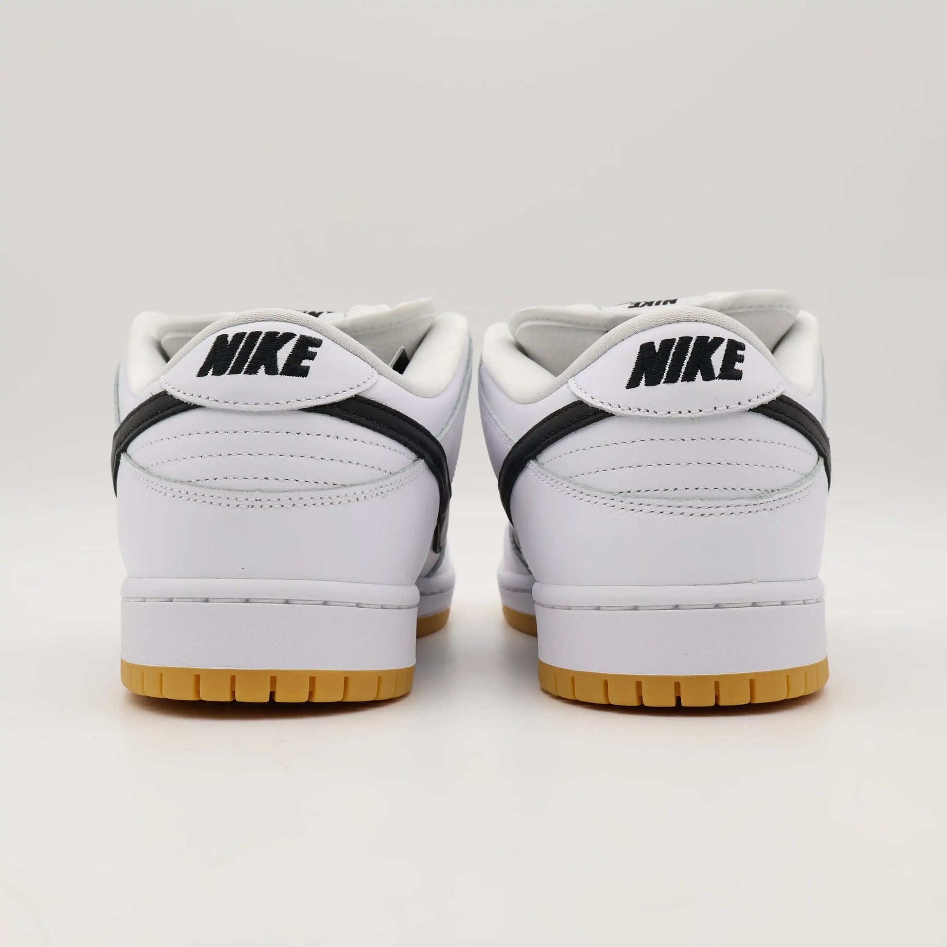 Tenis para Skatista Nike Dunk Low SB White Gum Parte Traseira