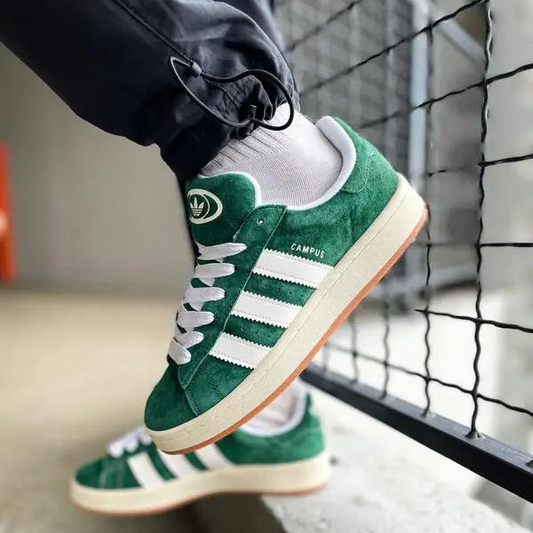 Adidas Campus 00s Dark Green Cloud White Visto no Pe de Lado
