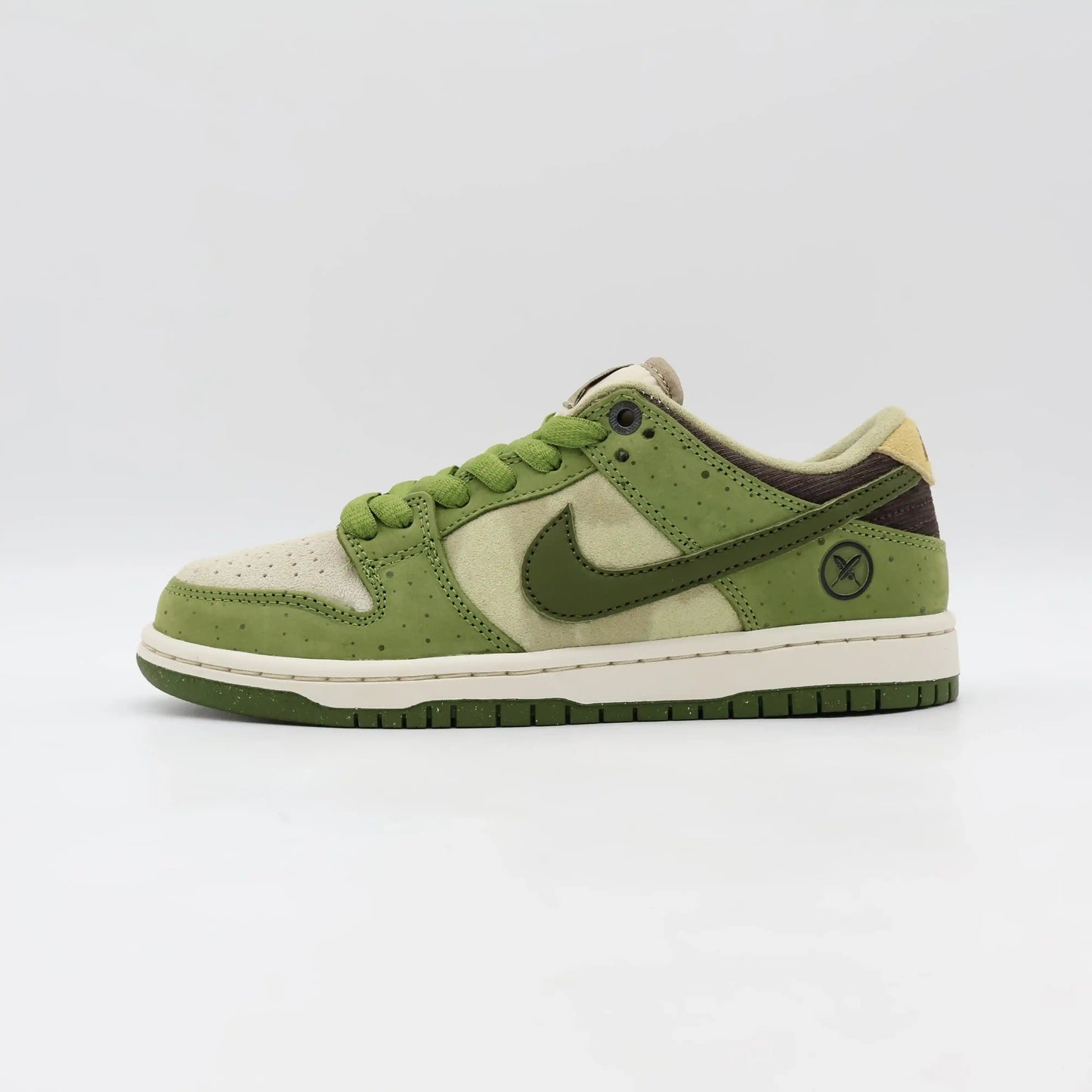 Tênis Nike Verde Com Bege Dunk Low Sb Yuto Horigome Matcha Visto Pela Parte Direita
