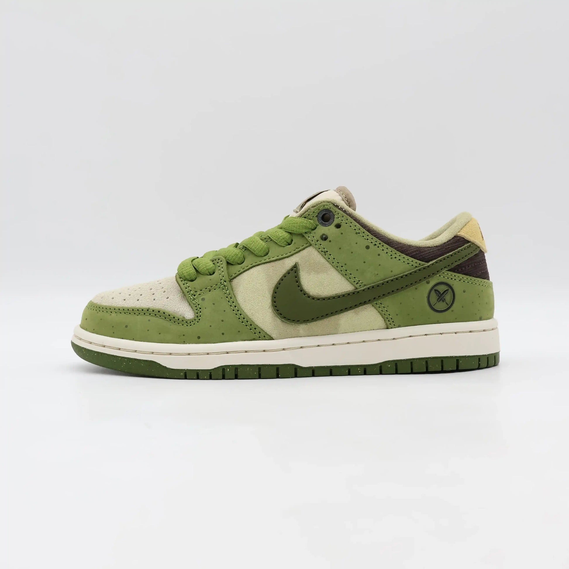 Tênis Nike Verde Com Bege Dunk Low Sb Yuto Horigome Matcha Visto Pela Parte Direita