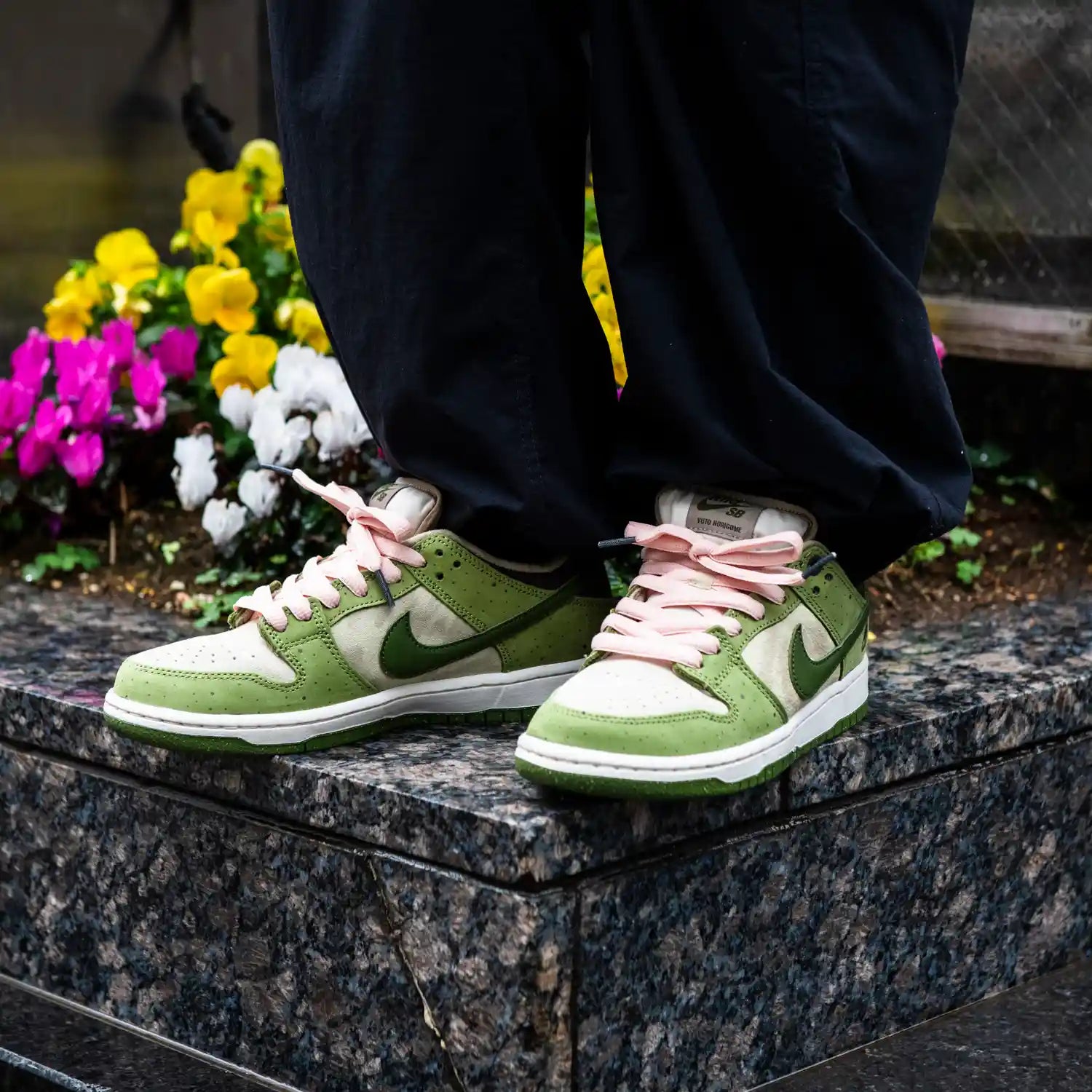 Tênis Nike Verde Com Bege Dunk Low Sb Yuto Horigome Matcha Visto no Pe com Cadarco Rosa e Calca Preta