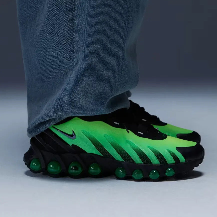 Tênis Verde Com Preto Nike Air Max Dn8 Black Green Strike Visto no Pe com Calca Jeans Clara