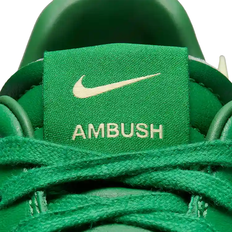 Tênis Verde Nike Air Force 1 Low SP x Ambush Pine Green Lingua Verde Escrita Ambush
