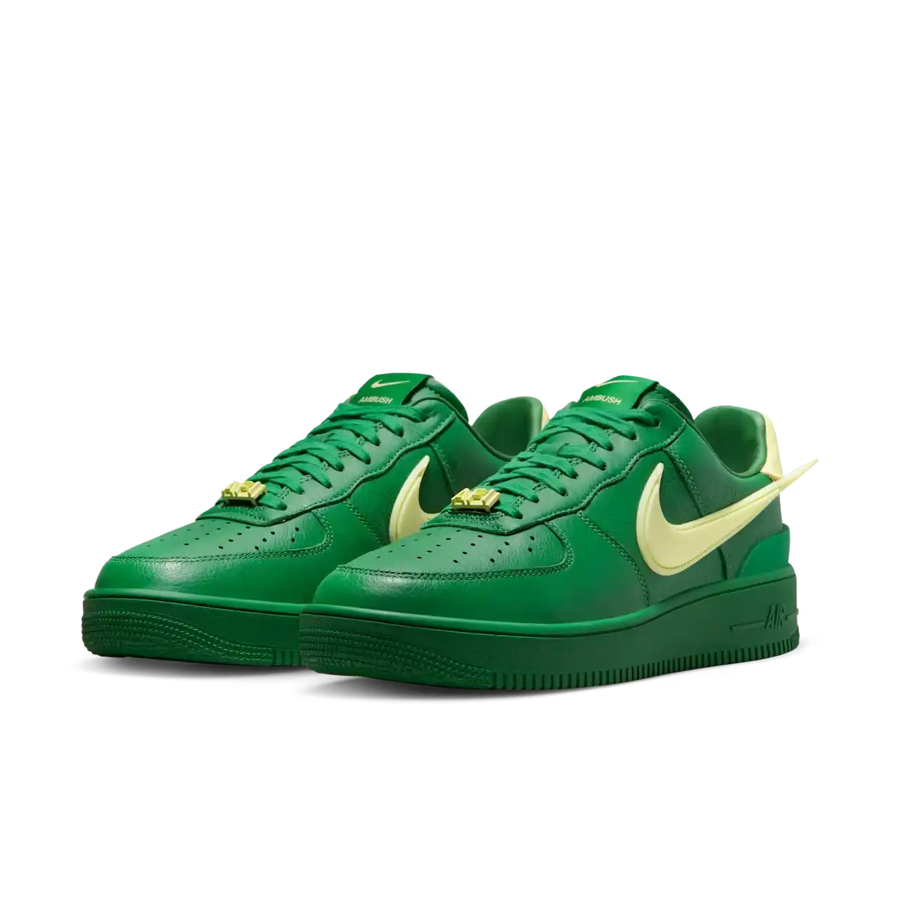 Tênis Verde Nike Air Force 1 Low SP x Ambush Pine Green Par de Frente