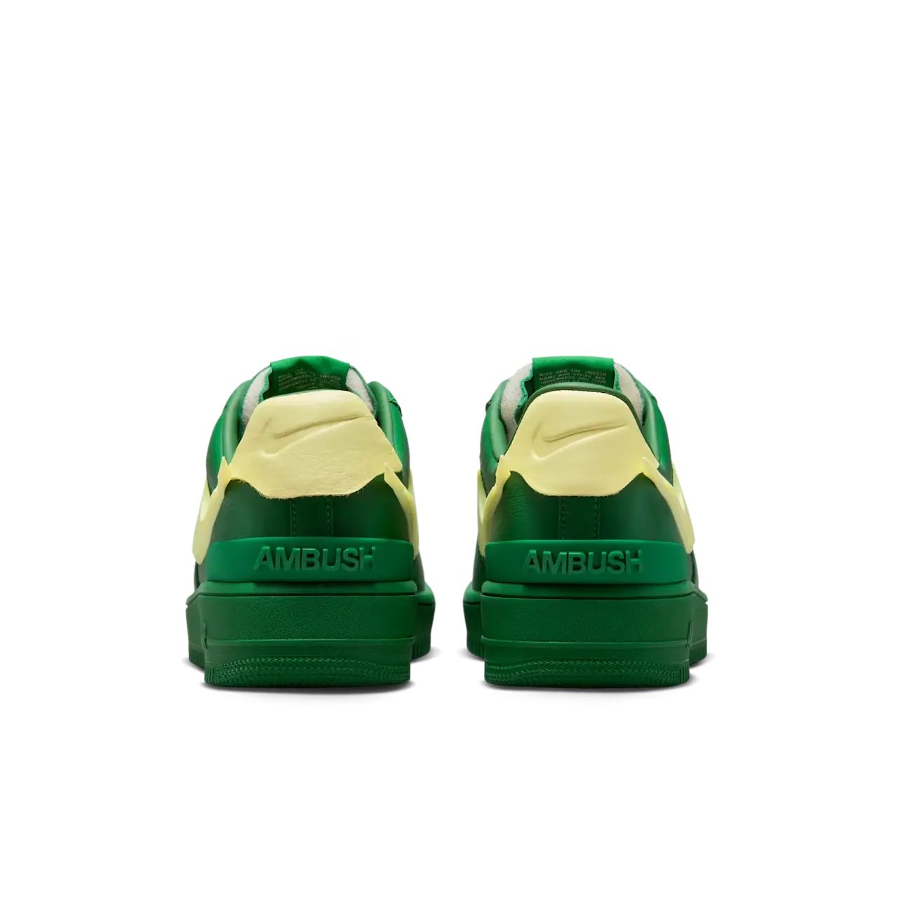 Tênis Verde Nike Air Force 1 Low SP x Ambush Pine Green Vista da Parte Traseira Escrito Ambush
