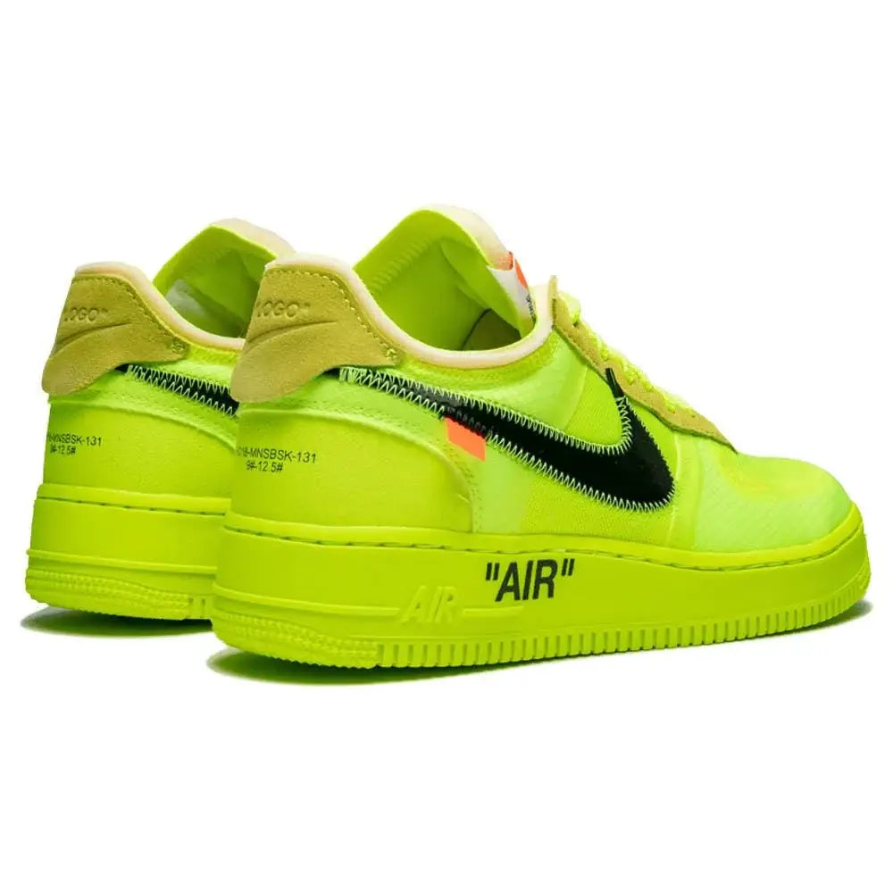 Tênis Verde Nike Air Force 1 Low Off-White Volt Parte Traseira com a Escritura Logo Verde Limão