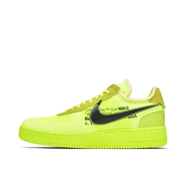 Tênis Verde Nike Air Force 1 Low Off-White Volt  Parte Lateral Esquerda com Escritura Off White