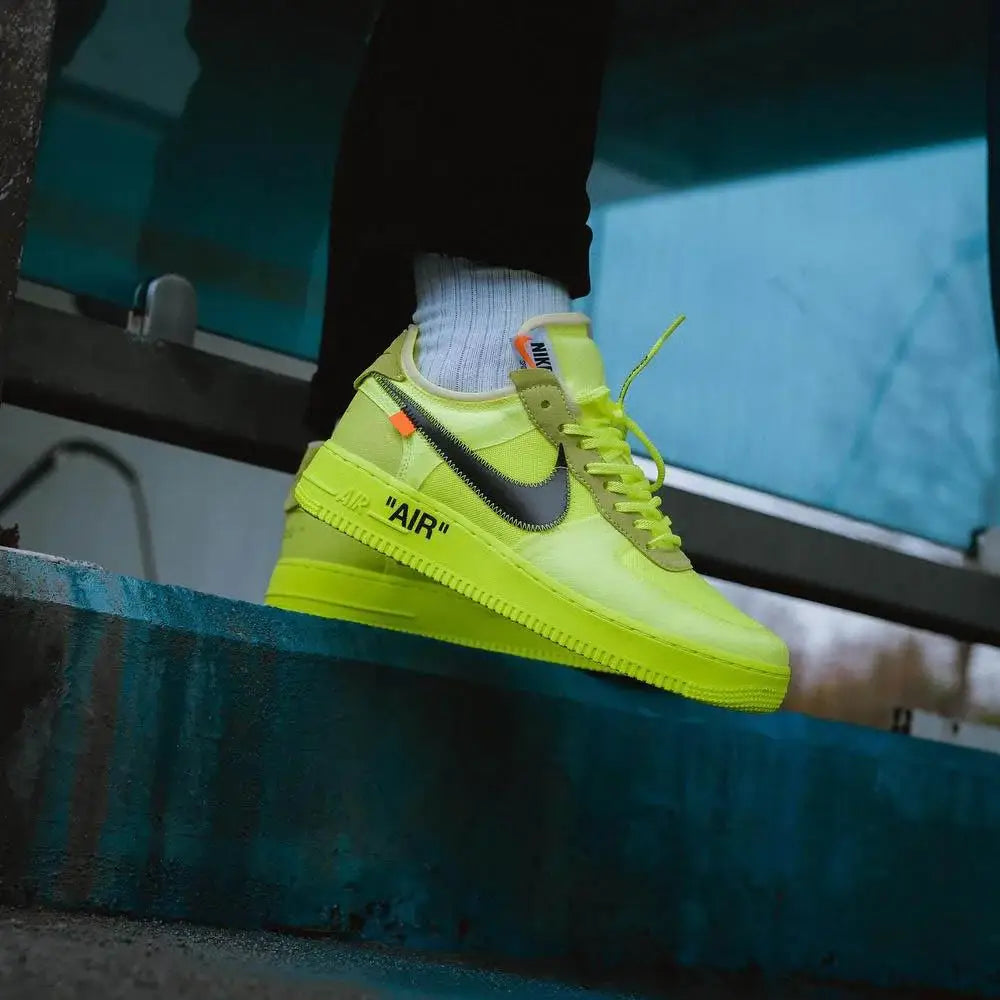 Tênis Verde Nike Air Force 1 Low Off-White Volt  Visto no Pe com Calca Preta