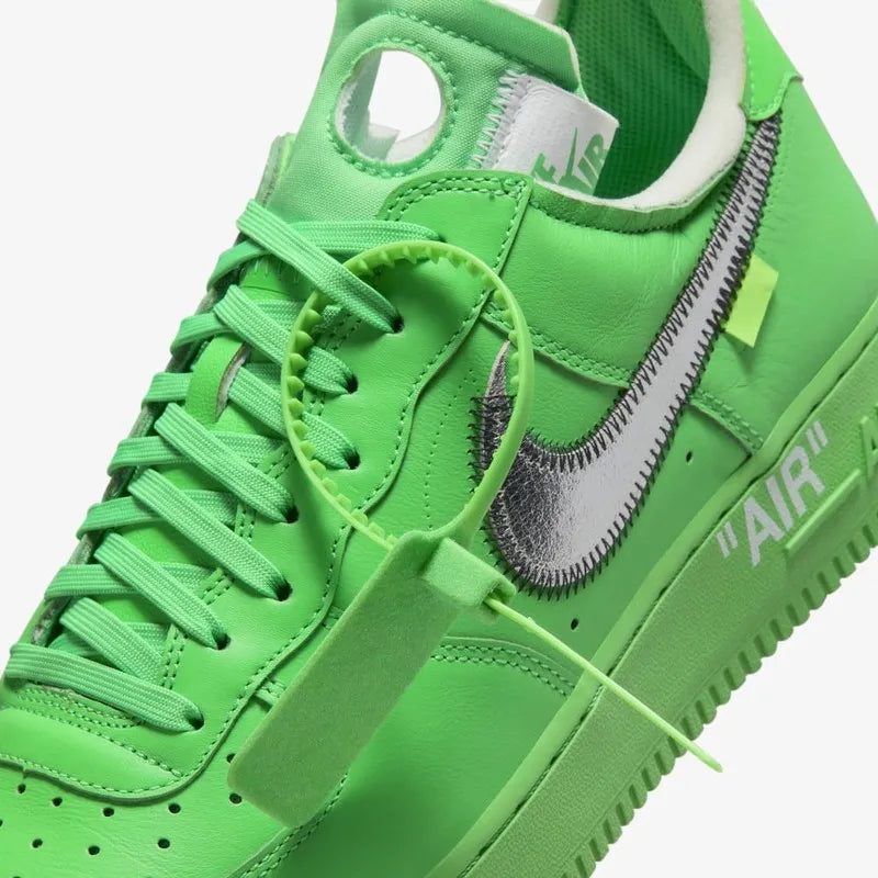 Tênis Verde Nike Air force 1 Low Off White Light Green Spark Vista do Lacre Verde com Swoosh Prateado